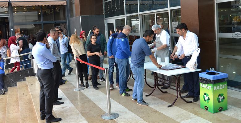 Iyaşpark Alışveriş ve Yaşam Merkezi’nde geleneksel Muharrem ayı aşure ikramı