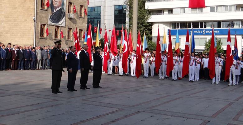 Kutlama etkinlikleri Cumhuriyet Meydanındaki Atatürk Anıtı’na çelenk konulmasıyla başladı. Valilik