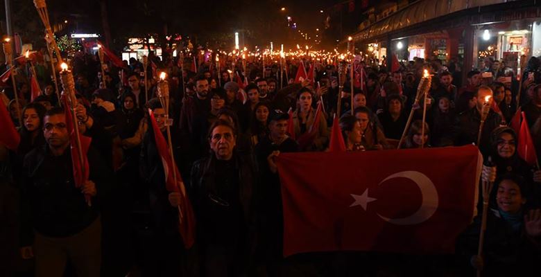 Isparta Belediyesi tarafından organize edilen fener alayı ve bayrak yürüyüşü