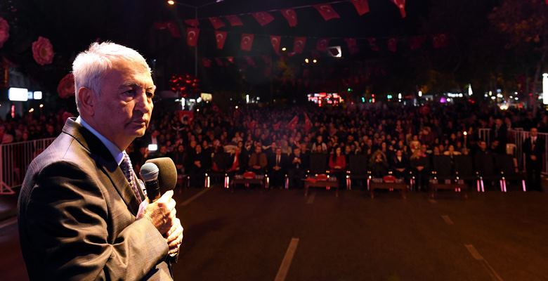 Kaymakkapı Meydanında konser öncesinde vatandaşlara seslenen Isparta Belediye Başkanı Yüksek
