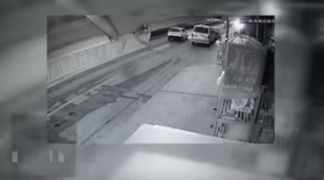 Isparta’da sabaha karşı alkollü bir genç, alkolün etkisiyle bir marketin