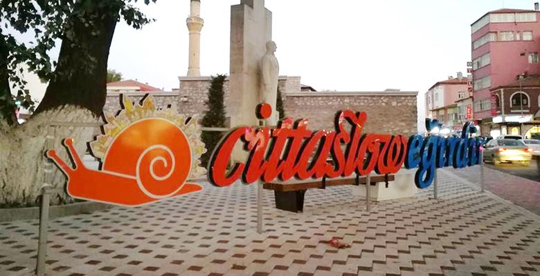 Cittaslow Eğirdir yazılı yaklaşık 1 metre boyunda 7 metre enindeki