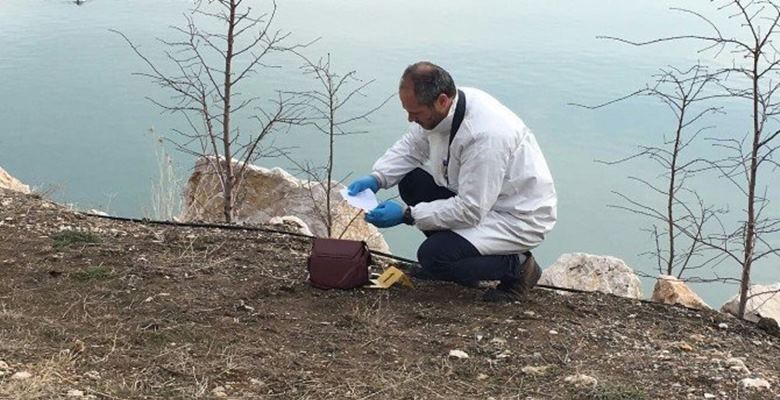 Eğirdir Gölü kıyısında, üzerinden 27 yaşındaki Şahin Kayır’a ait kimlik