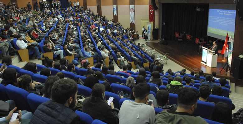 Geleceğimizi hızla biçimlendiren dijital devrimin, kamu yönetimi ve politikasına etkileri