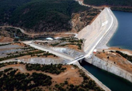 Sulama ihtiyacının büyük bir kısmını Eğirdir Gölünden ve ilçedeki göletten