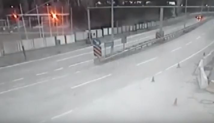 Isparta'nın Eğirdir ilçesinde, yem yüklü kamyonun kontrolden çıkarak polis kontrol