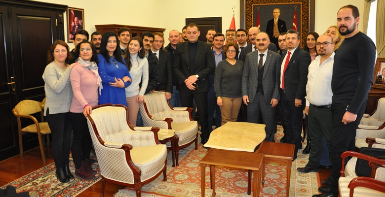 Isparta Gazeteciler Cemiyeti Başkanı Şevket Karahan, yönetimi ve üyeleri 10