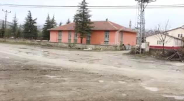 Isparta'nın Şarkikaraağaç ilçesine bağlı Salur köyünün ortasından 2 belde ile