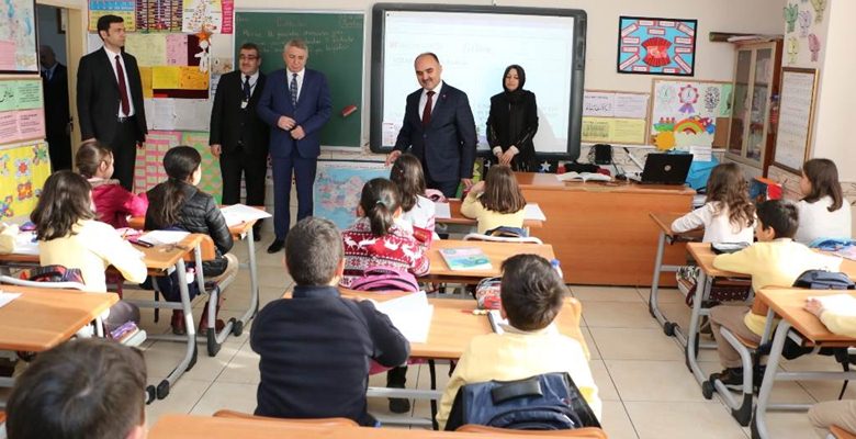 Vali Şehmus Günaydın 2017-2018 Eğitim-Öğretim yılı 2. döneminin başlaması dolayısıyla