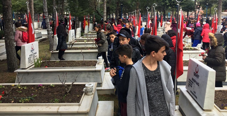 1100 öğrenci, 1100  karanfille şehitlikte