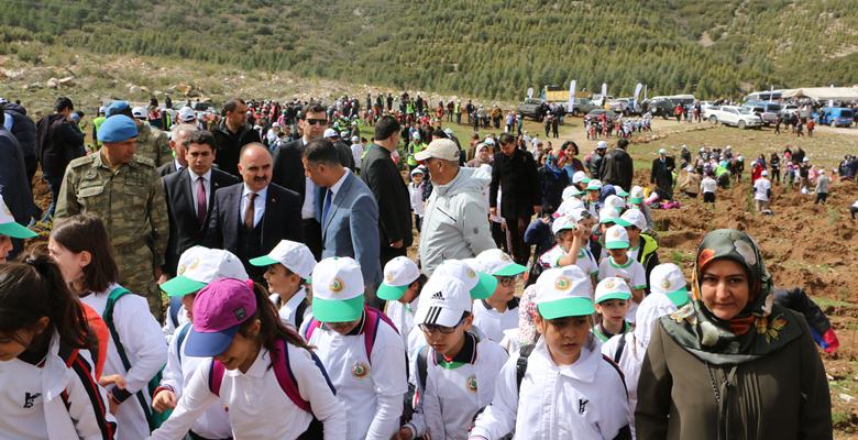Isparta Valisi Şehmus Günaydın Orman Haftası dolayısıyla düzenlenen fidan dikim