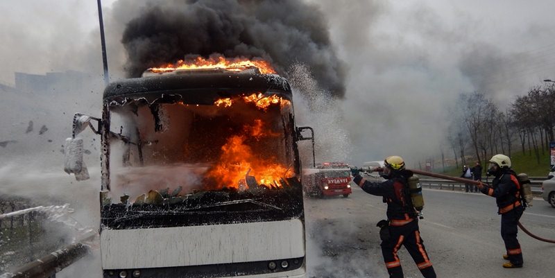 Park halinde bulunan otobüs bir anda alev aldı. Dumanlar yükselen