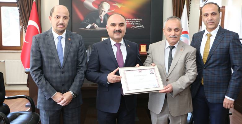 İl Genel Meclisinin üyeleri arsasından seçilerek, İl Özel İdaresinin karar