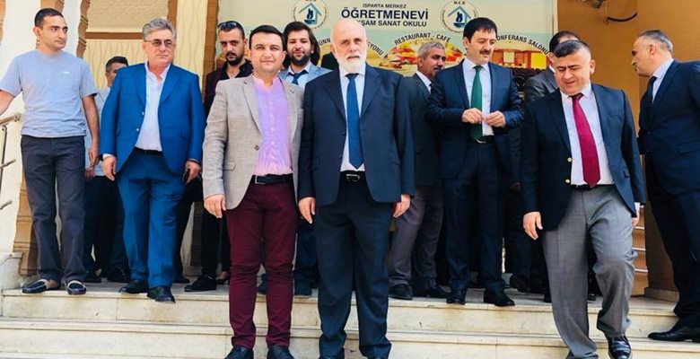 Isparta’da Ramazan Bayramı’nda resmi bayramlaşma programı Öğretmenevinde gerçekleştirildi. Bayramlaşma programına