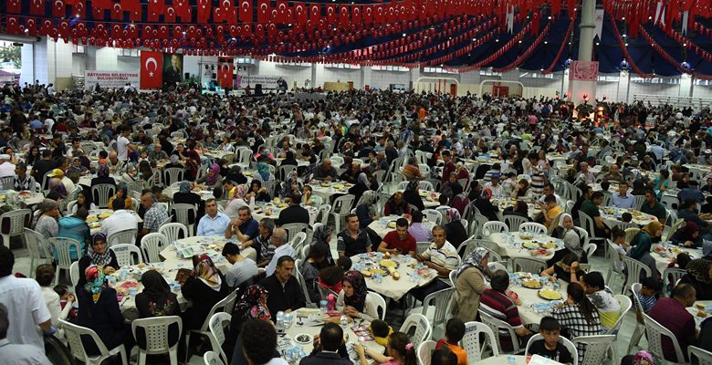 Isparta Belediyesi tarafından Gökkubbe Fuar ve Kongre Merkezinde şehit aileleri,
