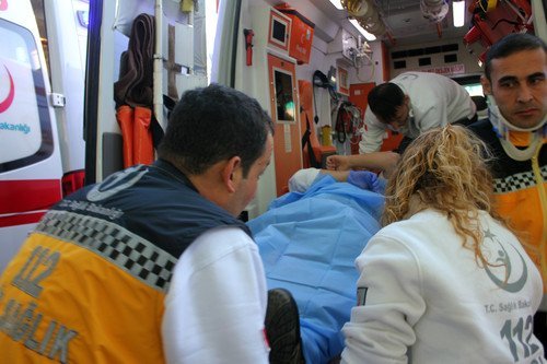 Isparta Demirköprü mevkiinde otomobil ile fabrikada çalışan işçileri taşıyan servis