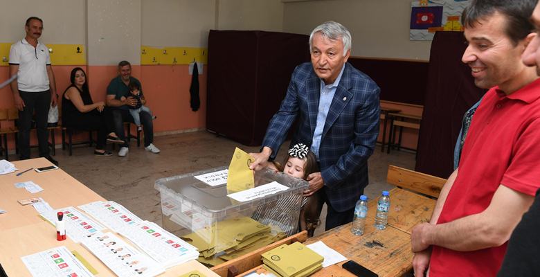 Isparta Belediye Başkanı Yüksek Mimar Yusuf Ziya Günaydın ailesiyle birlikte