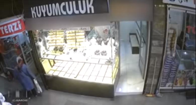 Kimliği belirsiz bir kadın, Üzüm Pazarında terzilik yapan bir esnafın