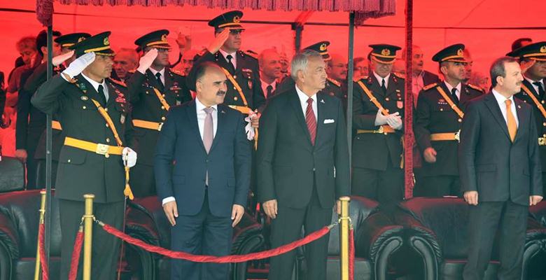 Isparta’da 15 Temmuz Demokrasi Meydanı’nda düzenlenen 30 Ağustos Zafer Bayramı
