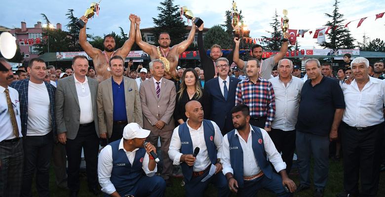 Isparta Belediyesi 4. Geleneksel Yağlı Pehlivan Güreşi Müsabakalarında, finalde rakibi