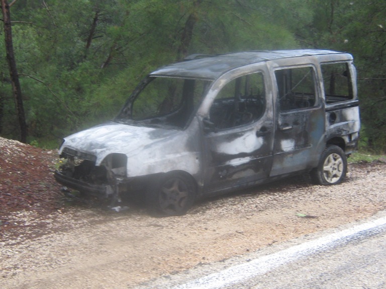 Isparta-Antalya karayolunda seyir eden araç bir anda alev aldı. Otomobil,