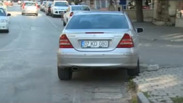 Park halindeki bir otomobile çarpan sürücü olay yerinden uzaklaşmadı. Aksine