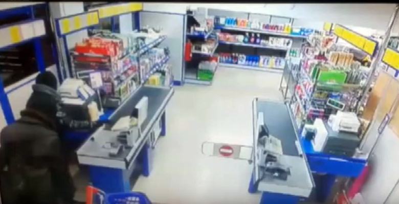 Yenice Mahallesi’ndeki bir alışveriş merkezine giren kar maskeli iki şahıs,