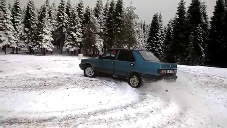 Isparta’daki yoğun kar yağışının yaşandığı gece saatlerinde araçlarıyla drift ve