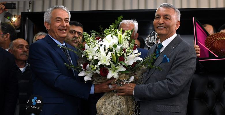 AK Parti’den Isparta Belediye Başkanı seçilen Şükrü Başdeğirmen, düzenlenen törenle