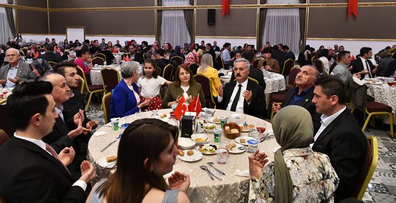 Isparta Valiliği tarafından Süleyman Demirel Kongre merkezinde; kahraman şehitlerimizin aileleri,