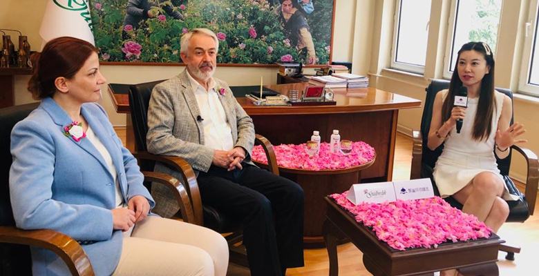 Isparta’da gül hasadının başlamasıyla birlikte kent gerek yurt içi, gerek