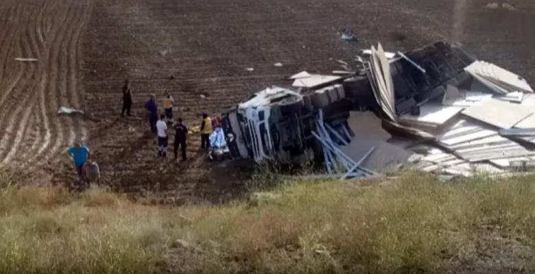 Şarkikaraağaç ilçesinde şoförün direksiyon hakimiyetini kaybetmesi nedeniyle sunta yüklü tır