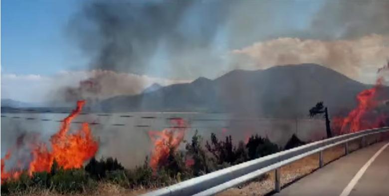 Eğirdir-Barla yolundaki DSİ Tesisleri yanındaki ormanlık alan bir an alev