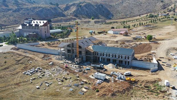 Davraz Kayak Merkezinde geçtiğimiz aylarda yapımına başlanılan Spor Salonu, günübirlikçi