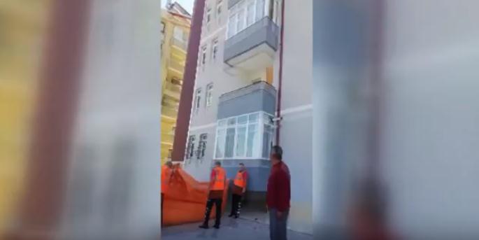 Modernevler Mahallesi, 142. Cadde üzerindeki bir apartmanın 5. Katında oturan