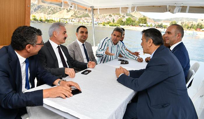 Vali Ömer Seymenoğlu çalışma ziyareti kapsamında Eğirdir ilçesini ziyaret etti.