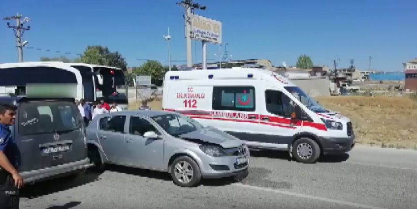 Şarkikaraağaç’taki çevre yolunda yolcu otobüsü ile otomobil çarpıştı. Meydana gelen