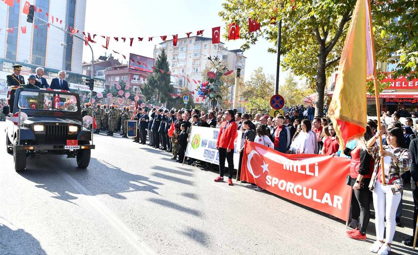 Cumhuriyetimizin 96’ncı yıldönümü kutlamaları sabah Vali Ömer Seymenoğlu’nun Valilik makamında