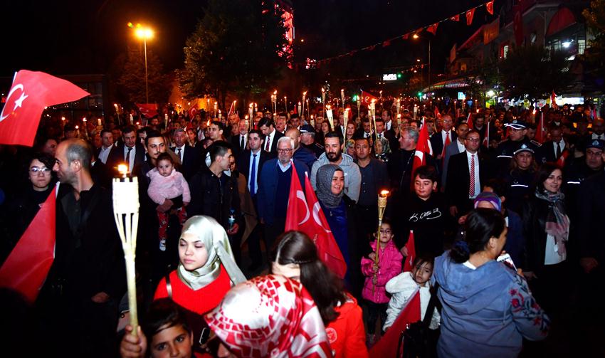Isparta Belediyesi 29 Ekim Cumhuriyet Bayramı dolayısıyla fener alayı düzenledi.