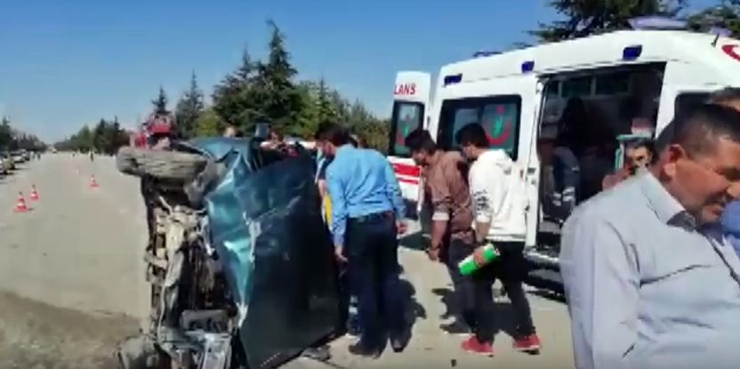 Isparta’nın Şarkikaraağaç ilçesinde iki otomobilin çarpışması sonucu 3 kişi yaralandı.