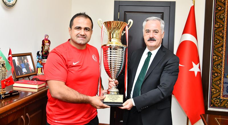 Amatör ve profesyonel birçok sporcuyu makamında kabul eden Vali Ömer