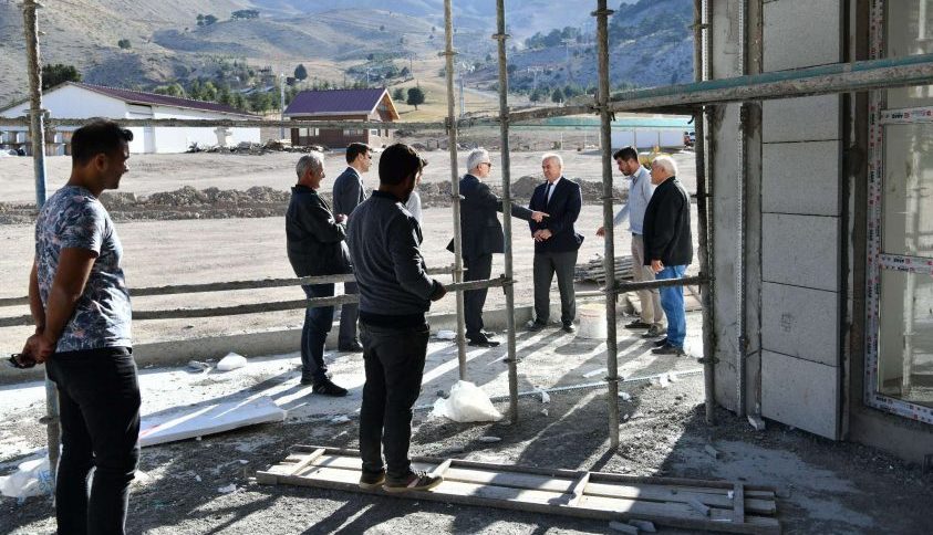 Davraz Kayak Merkezi’nde bu günlerde hummalı bir çalışma var. Bölgede