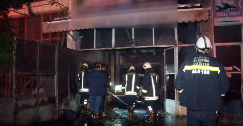 Yeni Sanayi Sitesi’ndeki bir iş yerinde çıkan yangından otomobil ve