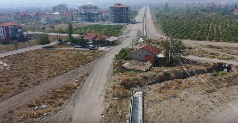 Yeni imara açılan Deregümü bölgesinde iki yolun ortasında kalan ev