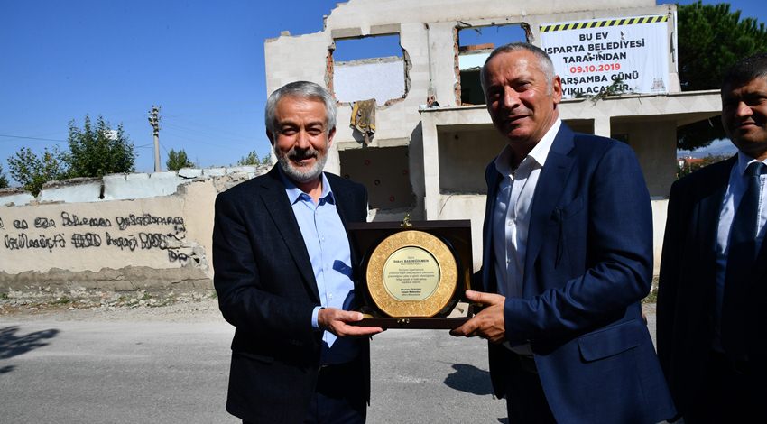 Isparta Belediye Başkanı Şükrü Başdeğirmen, şehir trafiğine neşter vurmaya devam