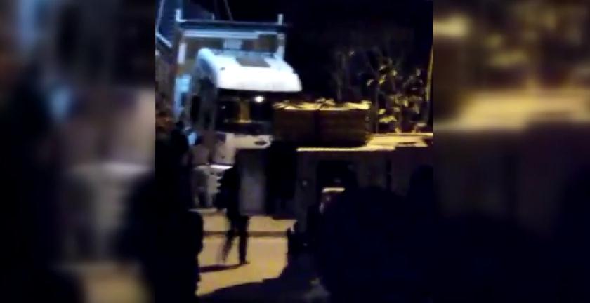 Sidre Mahallesinde park halindeyken freni boşalan kamyon, evin bahçesine uçtu.