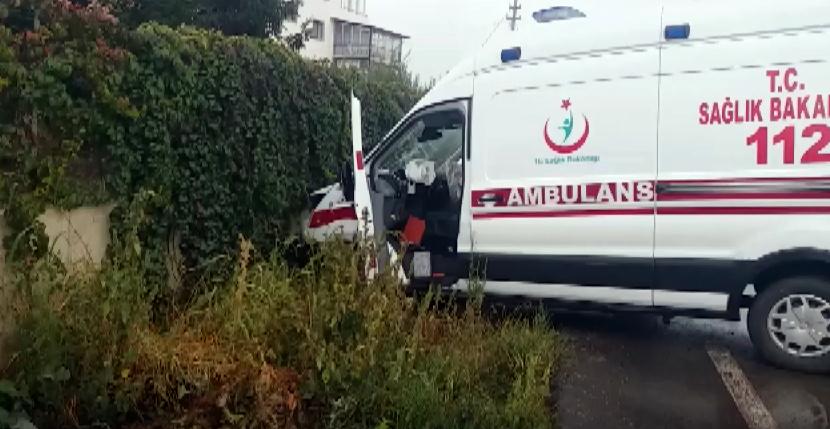 Şarkikaraağaç’ta hasta nakli yapan bir ambulans otomobil ile çarpıştı. Kazada