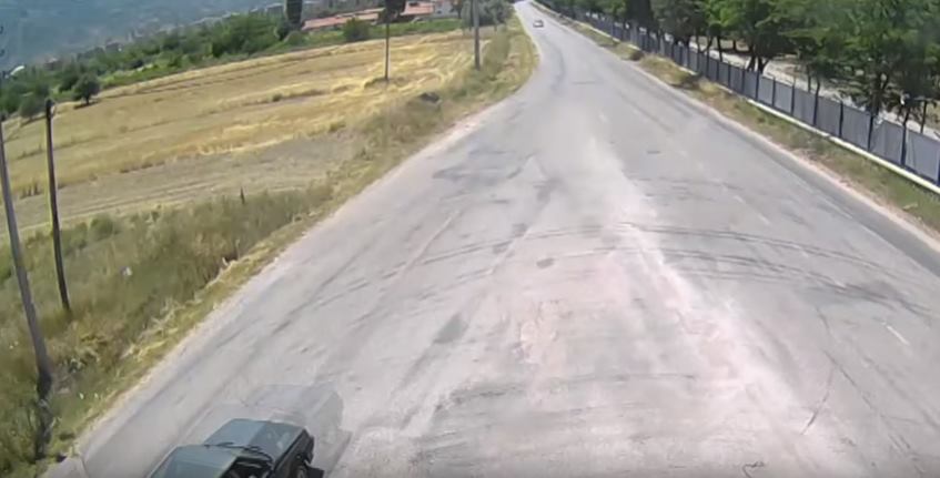 Isparta’nın merkeze bağlı Yazısöğüt Köyü yolunda iki otomobil kafa kafaya