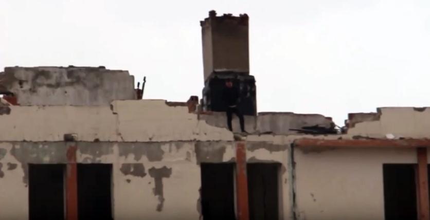 Isparta’da sabah saatlerinde erkek bir şahıs tren garının altındaki metruk