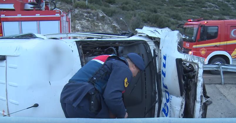 Uluborlu’dan Isparta’ya seyir halinde olan yolcu minibüsü yolun kaygan olması